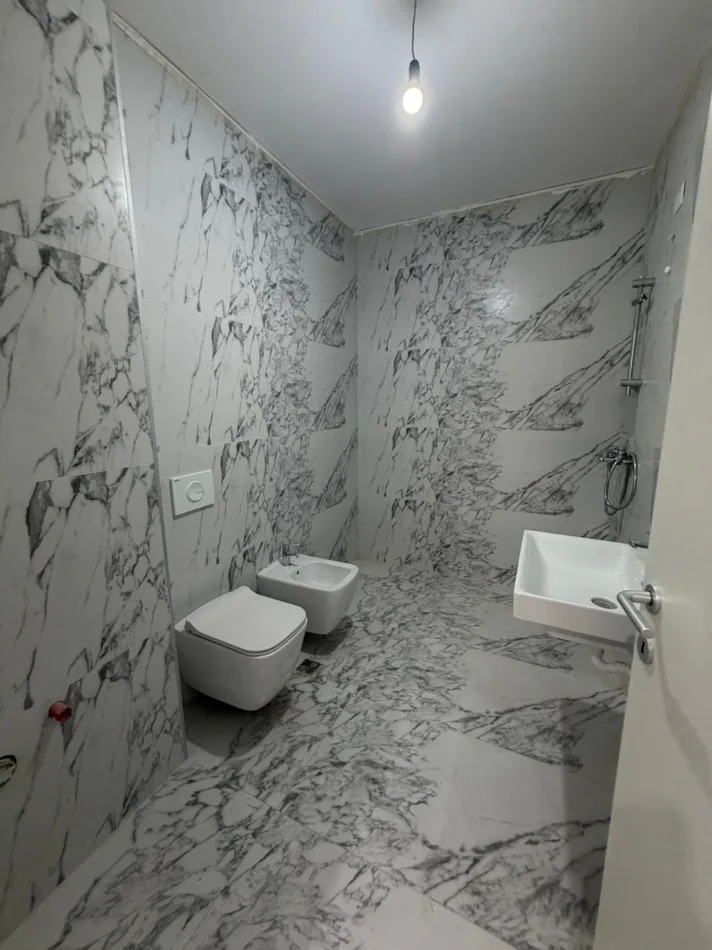 Tirane, shitet apartament 2+1+Aneks+Ballkon Kati 8, 97 m² 299.400 € (Komuna Parisit)