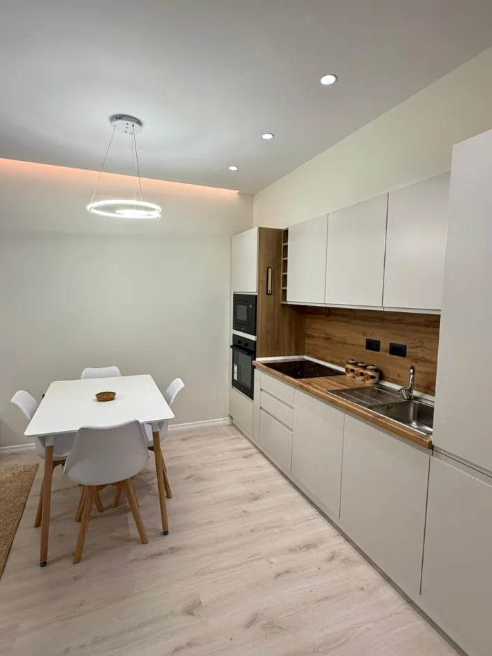 Tirane, jepet me qera apartament 1+1 Kati 3, 75 m² 750 € (ZONA E LICEUT, PRANE RTSH)