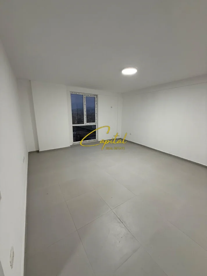 Tirane, jepet me qera zyre Kati 5, 110 m² 400 € (RRUGA E DIBRES)
