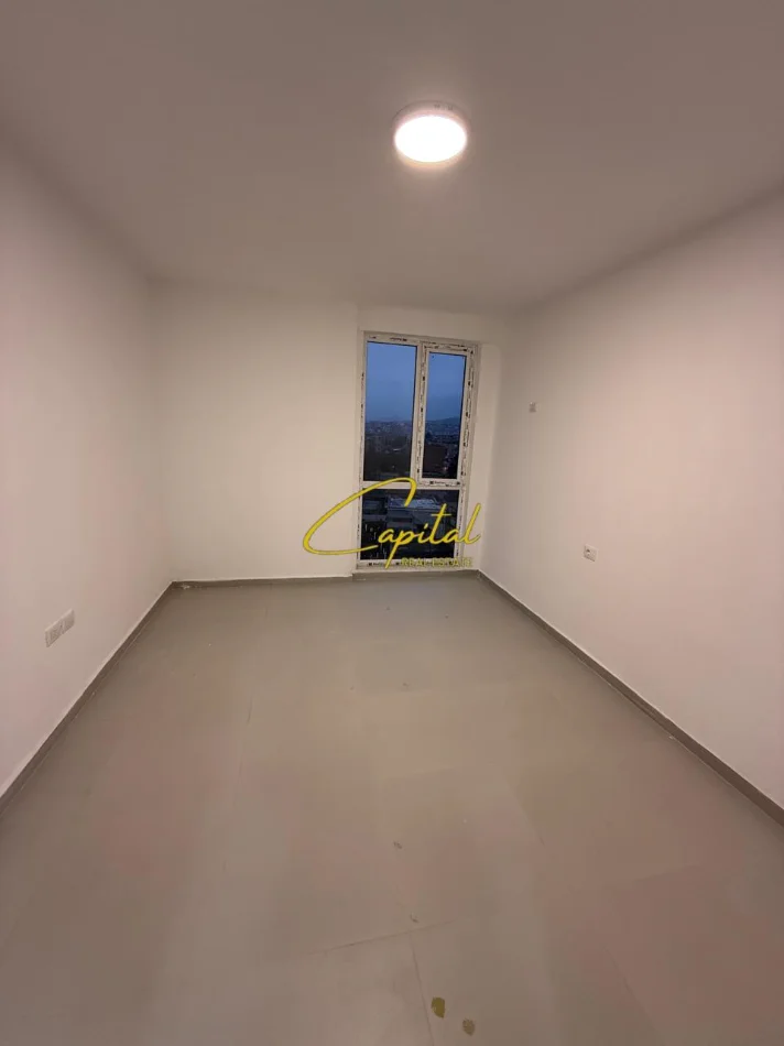 Tirane, jepet me qera zyre Kati 5, 110 m² 400 € (RRUGA E DIBRES)