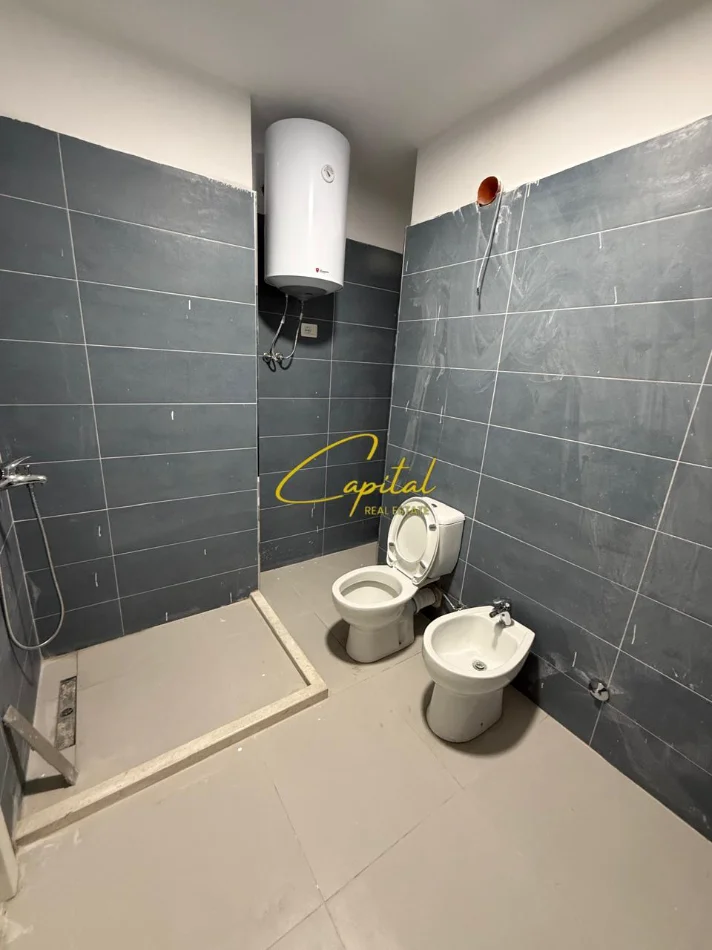 Tirane, jepet me qera zyre Kati 5, 110 m² 400 € (RRUGA E DIBRES)