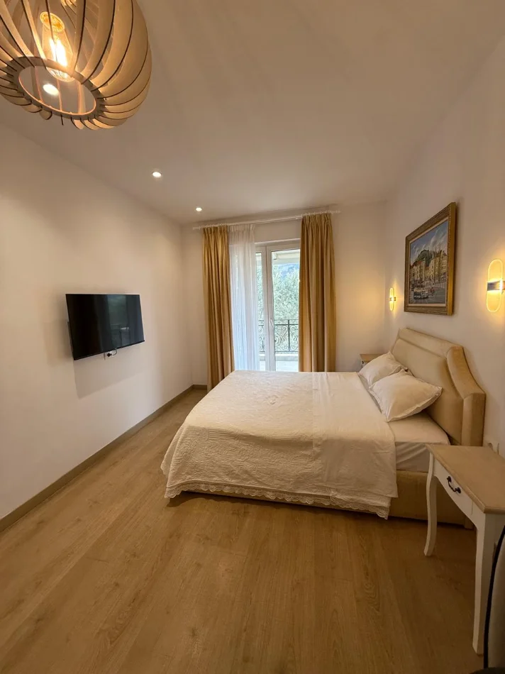 Tirane, jepet me qera Vile 2 Katshe Kati 2, 350 m² 3000 €