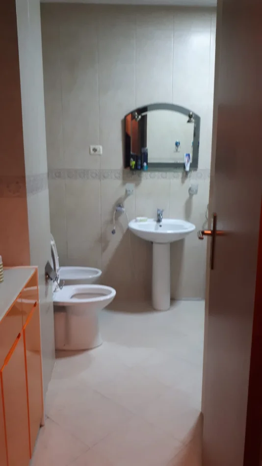 Tirane, jepet me qera apartament 1+1 Kati 9, 600 € (Sheshi Willson)