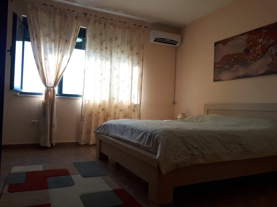 Tirane, jepet me qera apartament 1+1 Kati 9, 600 € (Sheshi Willson)