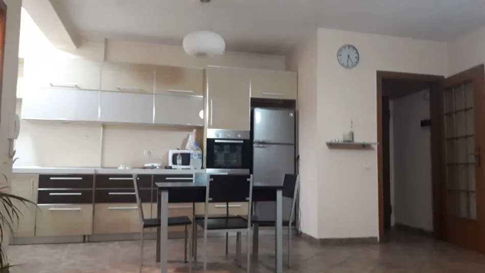 Tirane, jepet me qera apartament 1+1 Kati 9, 600 € (Sheshi Willson)