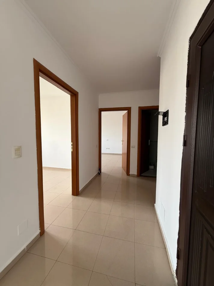 Tirane, jepet me qera ambjent biznesi Kati 8, 104 m² 800 € (Rruga e Kosovareve)