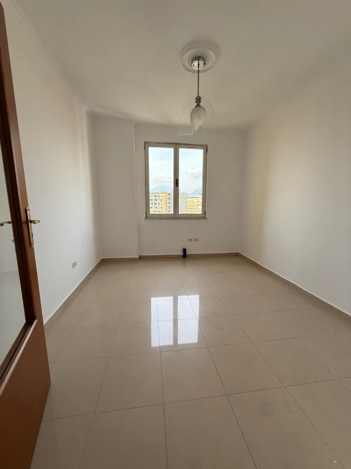 Tirane, jepet me qera ambjent biznesi Kati 8, 104 m² 800 € (Rruga e Kosovareve)
