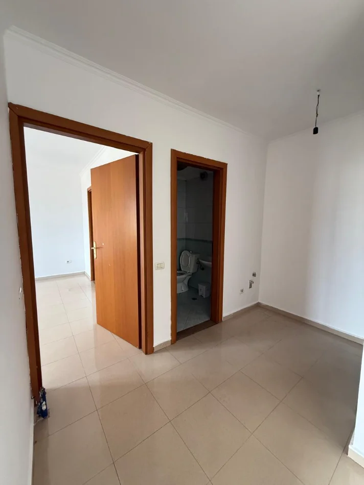 Tirane, jepet me qera ambjent biznesi Kati 8, 104 m² 800 € (Rruga e Kosovareve)