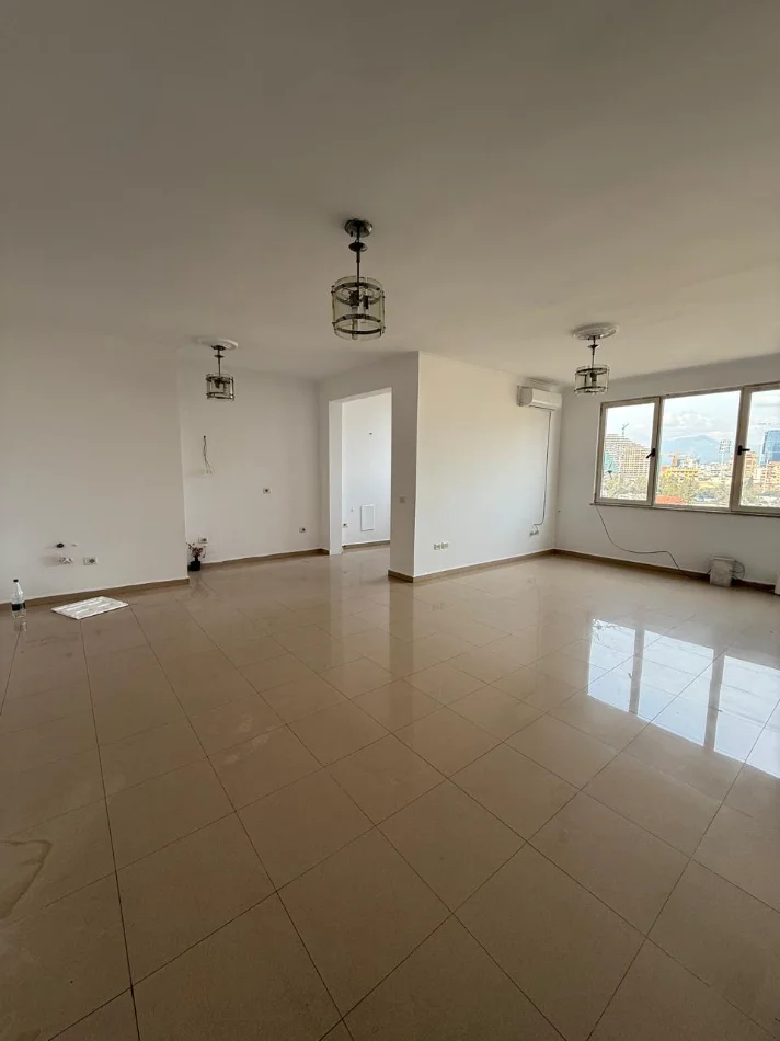 Tirane, jepet me qera ambjent biznesi Kati 8, 104 m² 800 € (Rruga e Kosovareve)