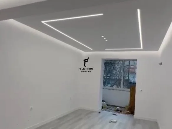 Tirane, jepet me qera zyre Kati 1, 80 m² 1.200 € (RRUGA E BARRIKADAVE)