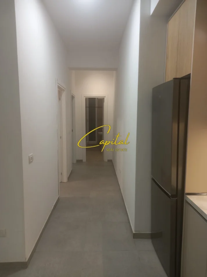 Tirane, jepet me qera zyre Kati 1, 90 m² 400 € (5 MAJI)