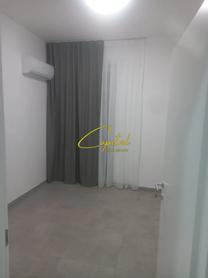 Tirane, jepet me qera zyre Kati 1, 90 m² 400 € (5 MAJI)