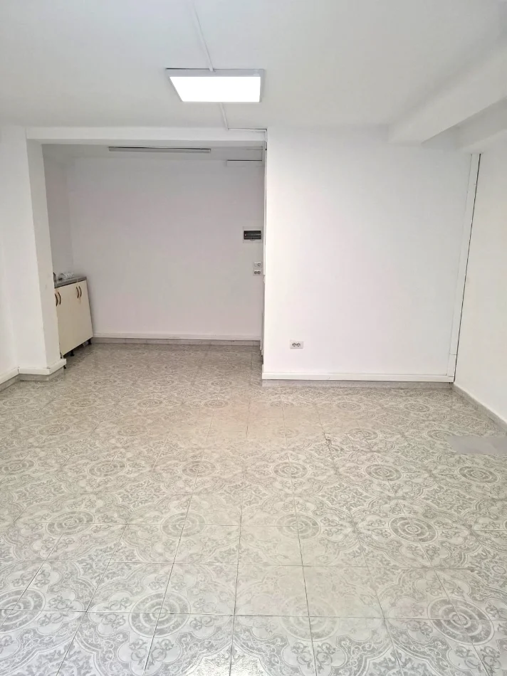 Jepet me Qera Ambient Biznesi per Zyra tek Ish Parku i Autobusave,