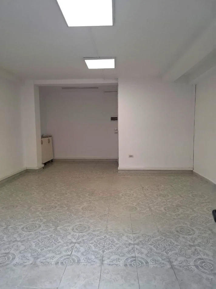 Jepet me Qera Ambient Biznesi per Zyra tek Ish Parku i Autobusave,