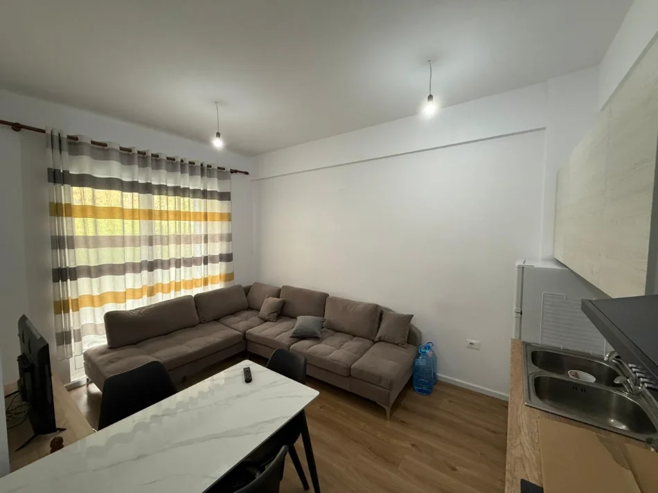 Tirane, jepet me qera apartament 1+1 Kati 1, 