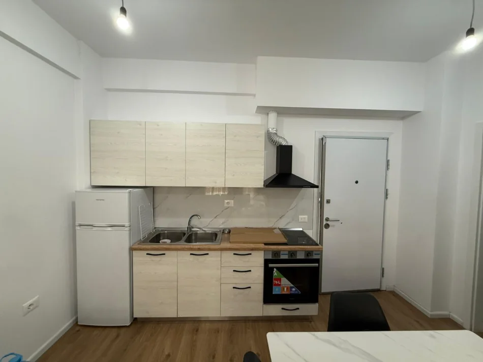 Tirane, jepet me qera apartament 1+1 Kati 1, 