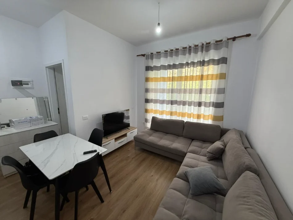Tirane, jepet me qera apartament 1+1 Kati 1, 
