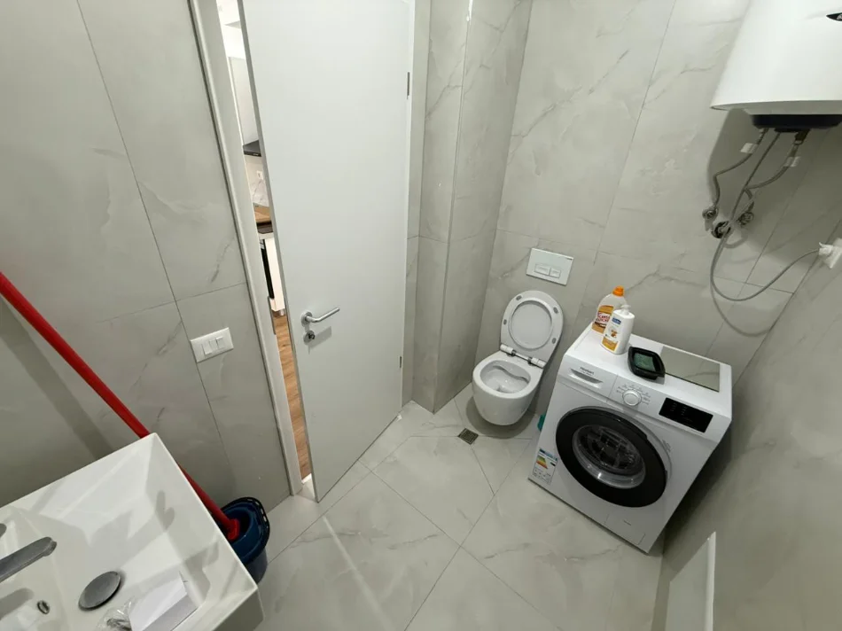 Tirane, jepet me qera apartament 1+1 Kati 1, 