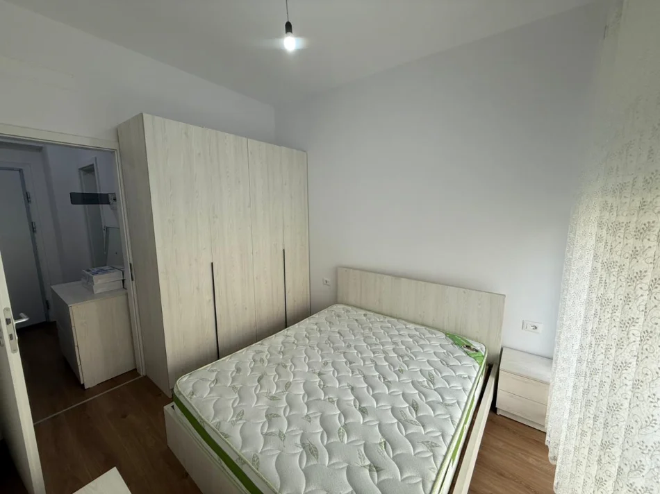 Tirane, jepet me qera apartament 1+1 Kati 1, 