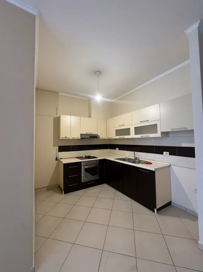 Tirane, shitet apartament 1+1+Ballkon Kati 2, 72 m² 216.000 € (Kompleksi Kika , Komuna e Parisit)