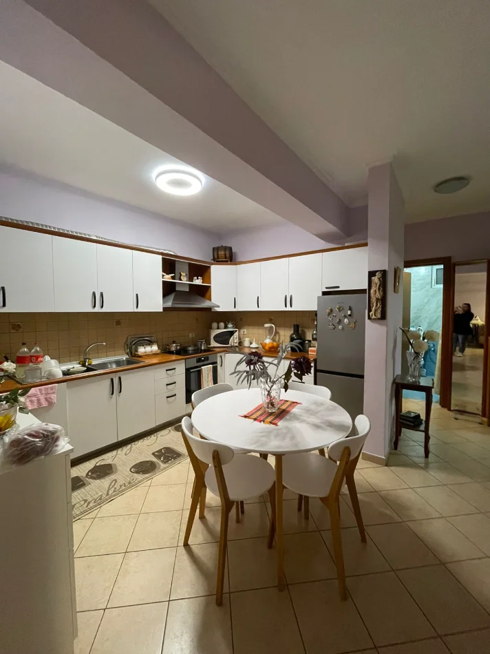 Tirane, shitet apartament 2+1+Ballkon Kati 4, 116 m² (pranë Garden Building, Rruga e Kavajës)