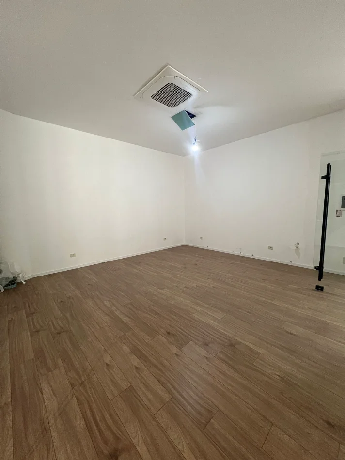 Tirane, jepet me qera ambjent biznesi Kati 1, 32 m² 1.000 € (Mine Peza)