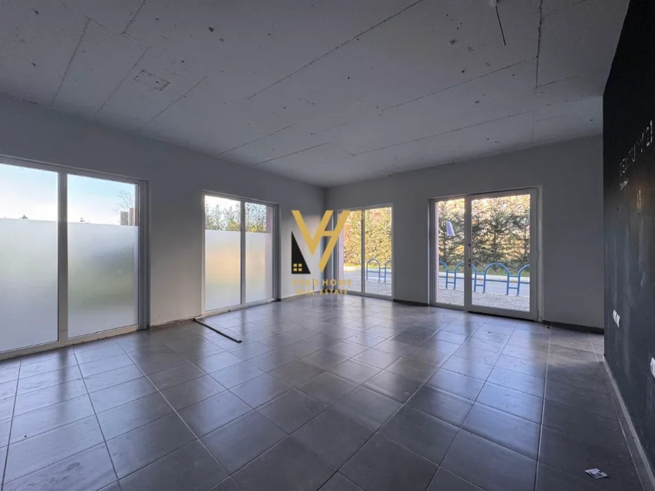 Tirane, jepet me qera ambjent biznesi Kati 0, 94 m² 600 € (ALI DEMI)