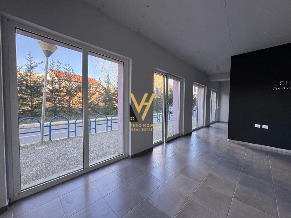 Tirane, jepet me qera ambjent biznesi Kati 0, 94 m² 600 € (ALI DEMI)
