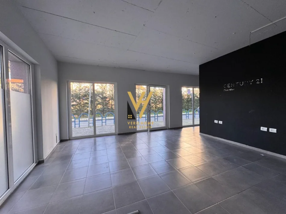 Tirane, jepet me qera ambjent biznesi Kati 0, 94 m² 600 € (ALI DEMI)