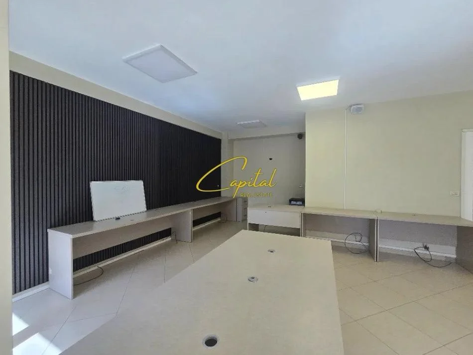 Tirane, jepet me qera zyre Kati 3, 140 m² 1.100 € (ISH STACIONI TRENIT)