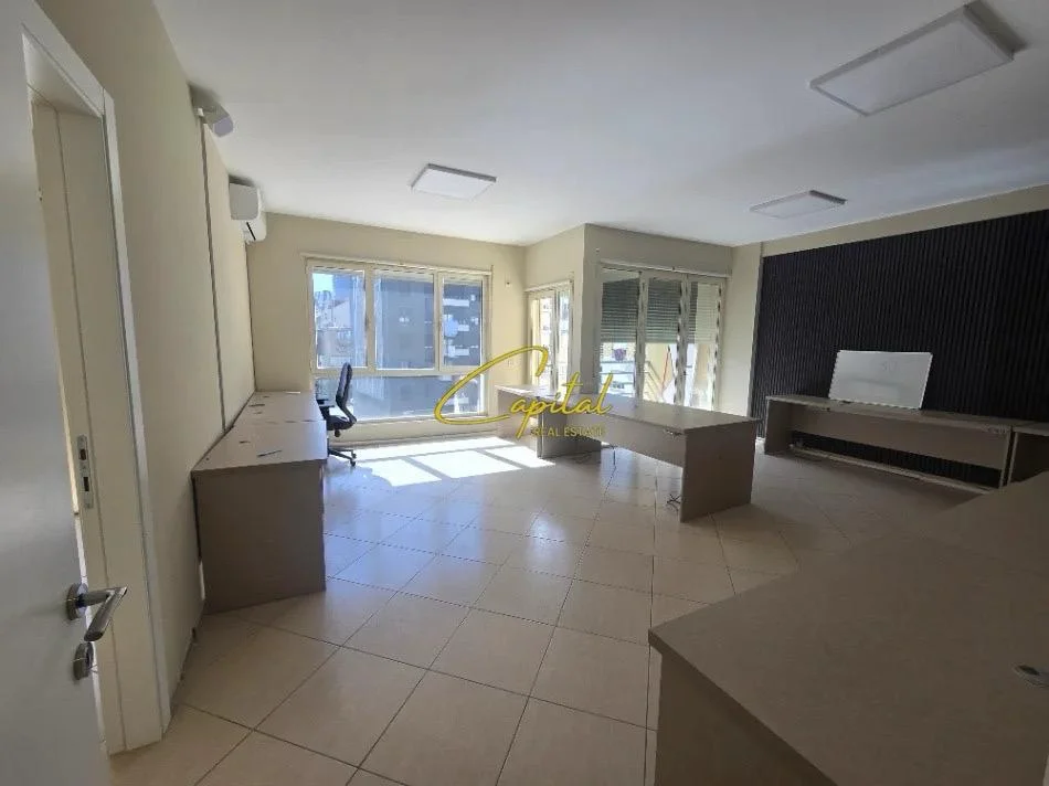 Tirane, jepet me qera zyre Kati 3, 140 m² 1.100 € (ISH STACIONI TRENIT)