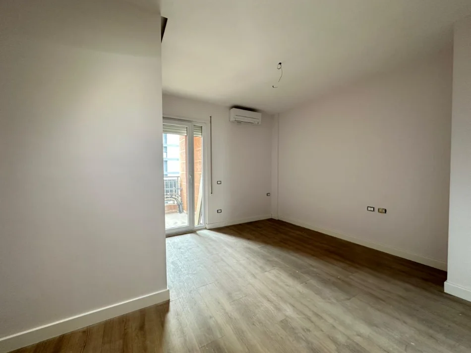 Tirane, shitet apartament 2+1 Kati 5, 260.000 € (Shkolla e Kuqe)