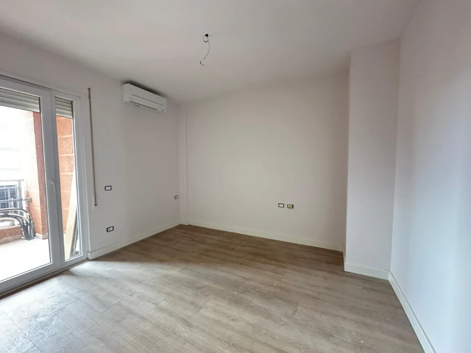 Tirane, shitet apartament 2+1 Kati 5, 260.000 € (Shkolla e Kuqe)
