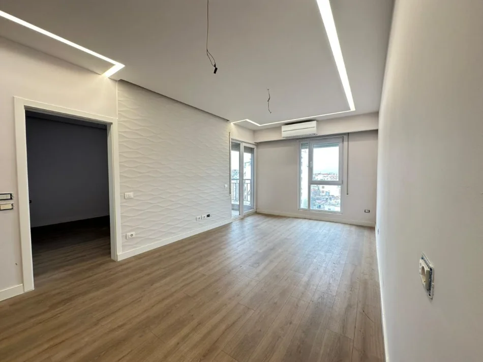 Tirane, shitet apartament 2+1 Kati 5, 260.000 € (Shkolla e Kuqe)