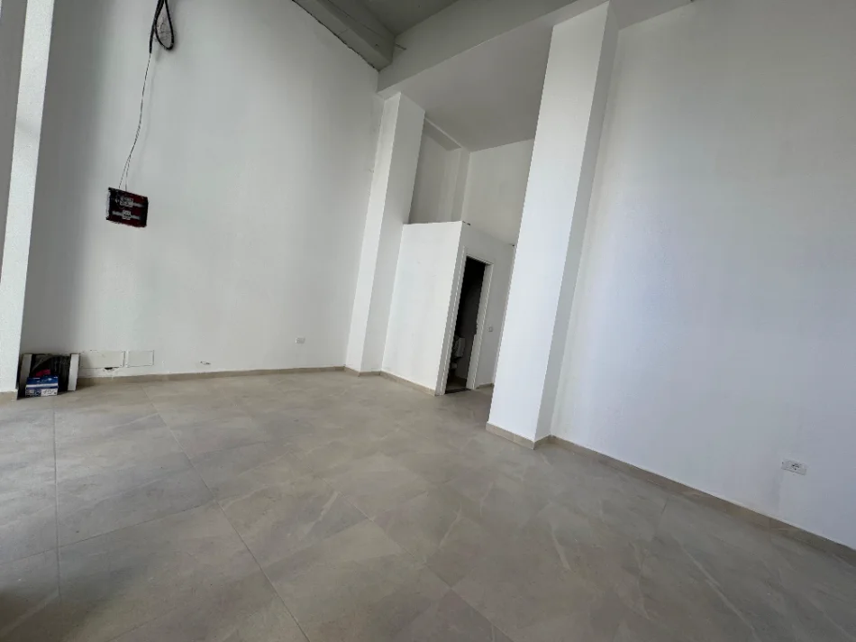 Tirane, jepet me qera ambjent biznesi Kati 0, 35 m² 350 € 