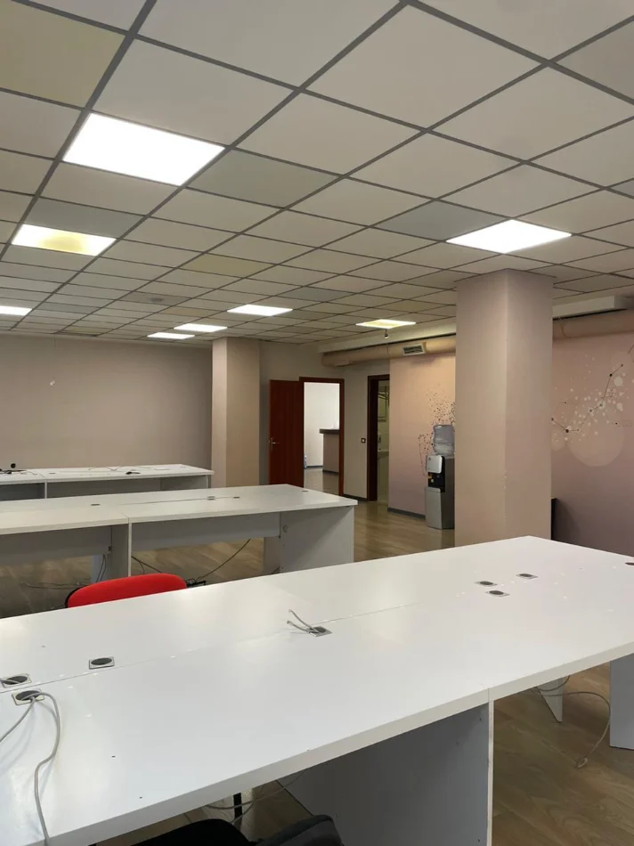 Tirane, jepet me qera ambjent biznesi Kati 1, 306 m² 3.400 € 