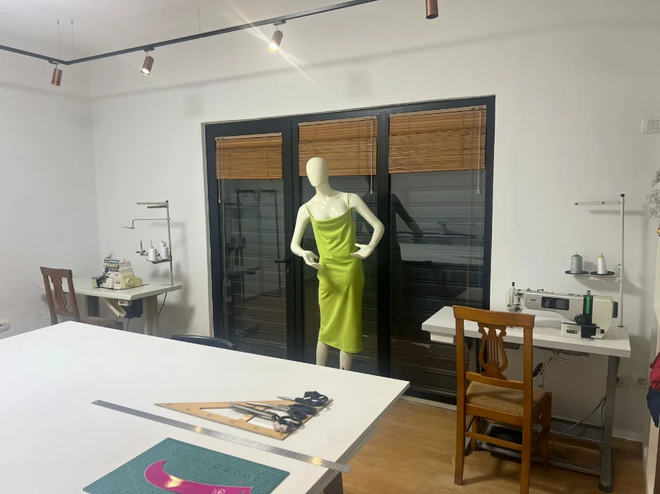 Tirane, jepet me qera ambjent biznesi Kati 1, 30 m² 200 € (Rruga Zihni sako, Nr 14, prane Kopeshtit 20)