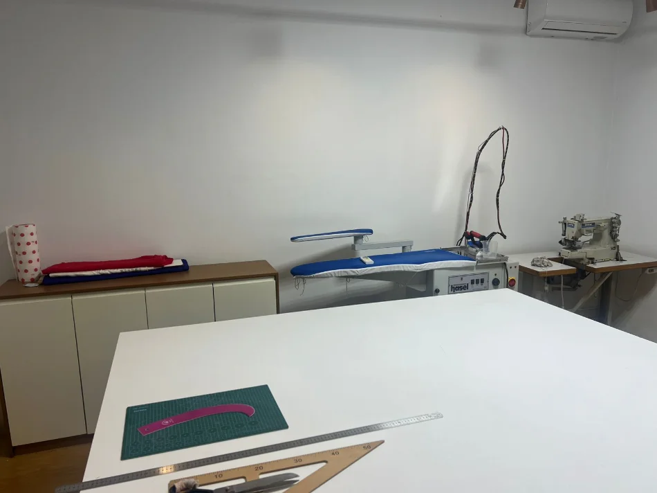 Tirane, jepet me qera ambjent biznesi Kati 1, 30 m² 200 € (Rruga Zihni sako, Nr 14, prane Kopeshtit 20)