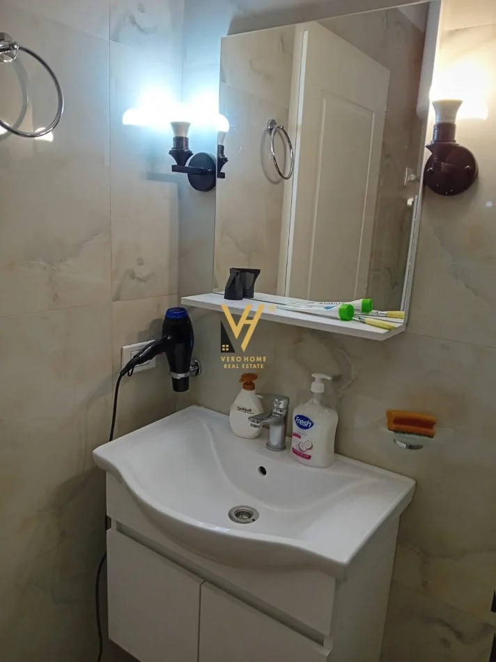 Tirane, jepet me qera apartament 1+1+Ballkon Kati 3, 60 m² 520 € (PAZARI I RI)