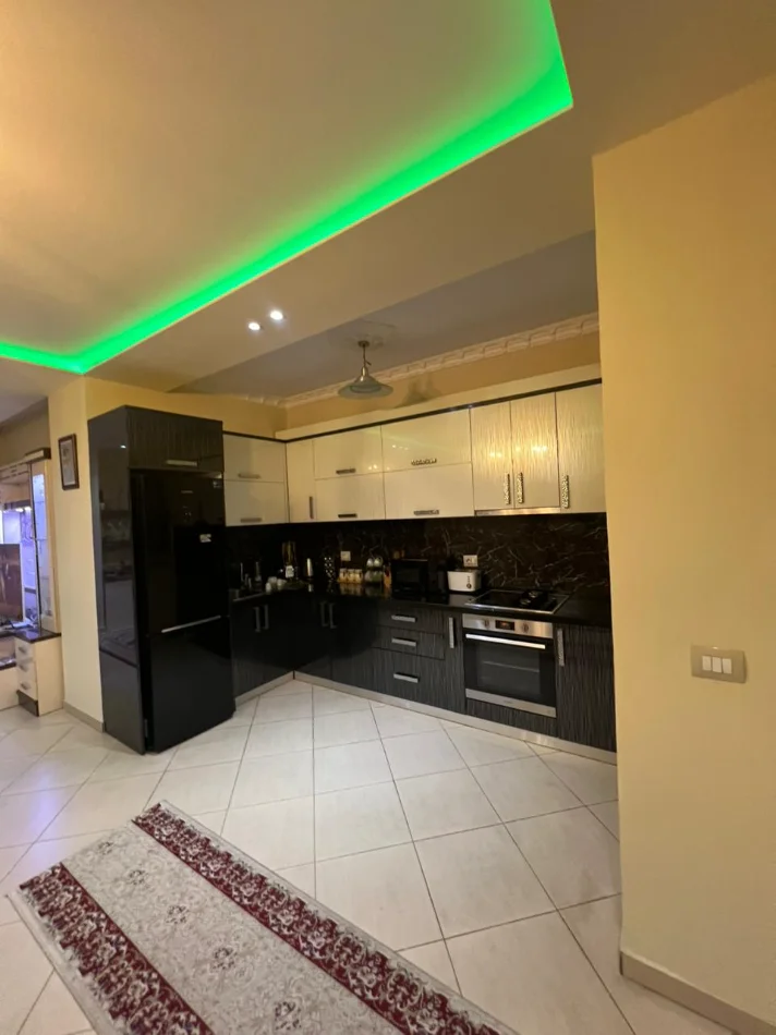 Tirane, jepet me qera apartament 2+1+Aneks+Ballkon Kati 3, 130 m² 600 € 