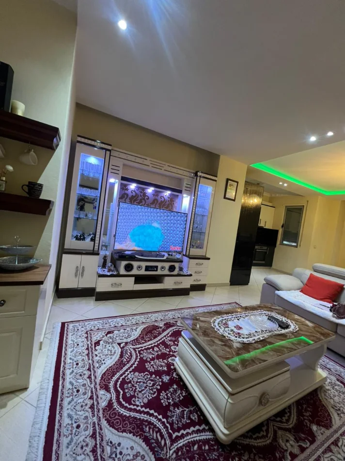 Tirane, jepet me qera apartament 2+1+Aneks+Ballkon Kati 3, 130 m² 600 € 