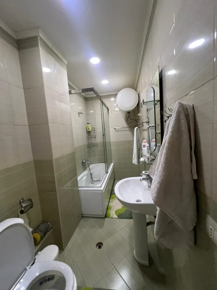 Tirane, jepet me qera apartament 2+1+Aneks+Ballkon Kati 3, 130 m² 600 € 