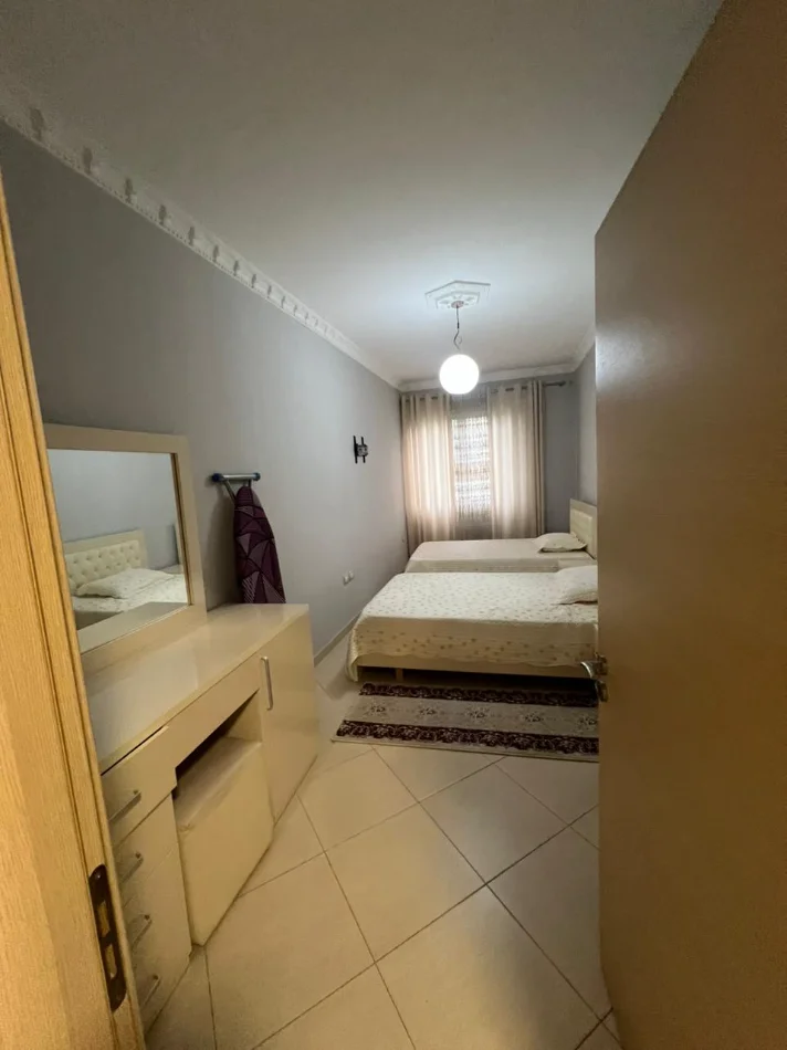 Tirane, jepet me qera apartament 2+1+Aneks+Ballkon Kati 3, 130 m² 600 € 