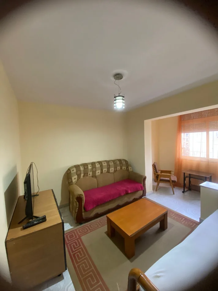 Jepet me qira apartament 1 +1 , 400 € ,tek Ish Parku, Rruga e Kavajes