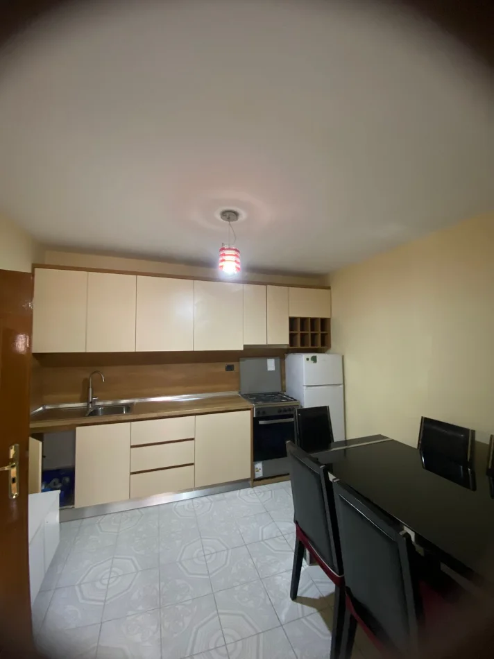 Jepet me qira apartament 1 +1 , 400 € ,tek Ish Parku, Rruga e Kavajes