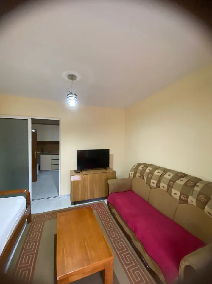 Jepet me qira apartament 1 +1 , 400 € ,tek Ish Parku, Rruga e Kavajes