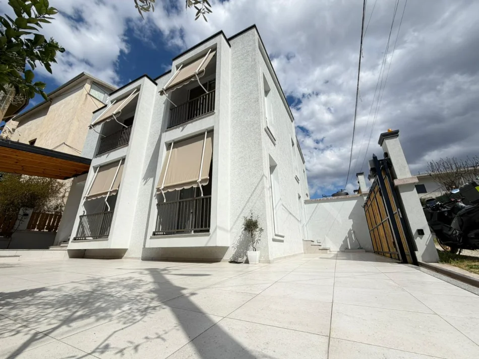 Tirane, jepet me qera apartament 2+1 , 900 €