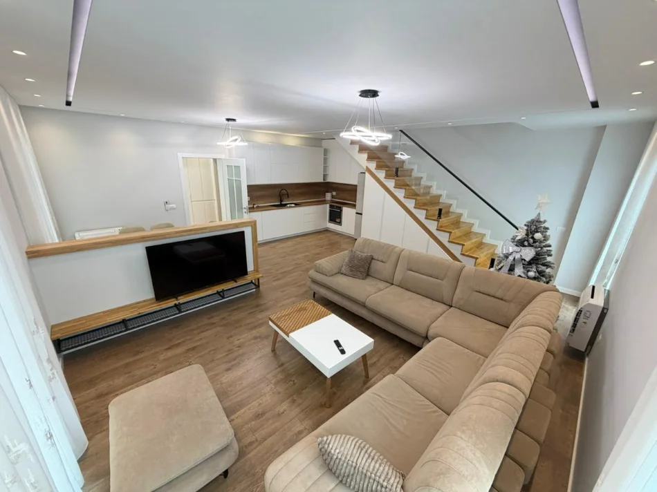 Tirane, jepet me qera apartament 2+1 , 900 €