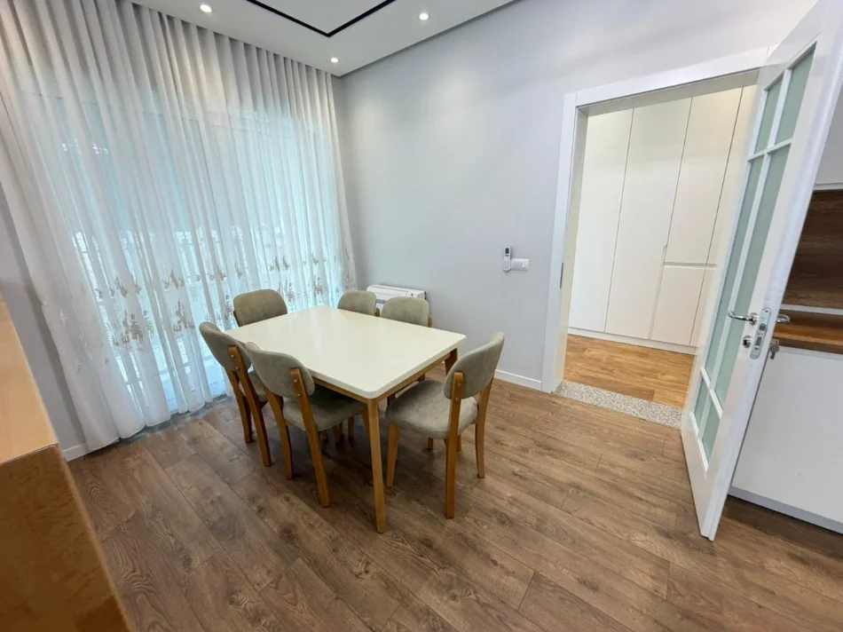 Tirane, jepet me qera apartament 2+1 , 900 €