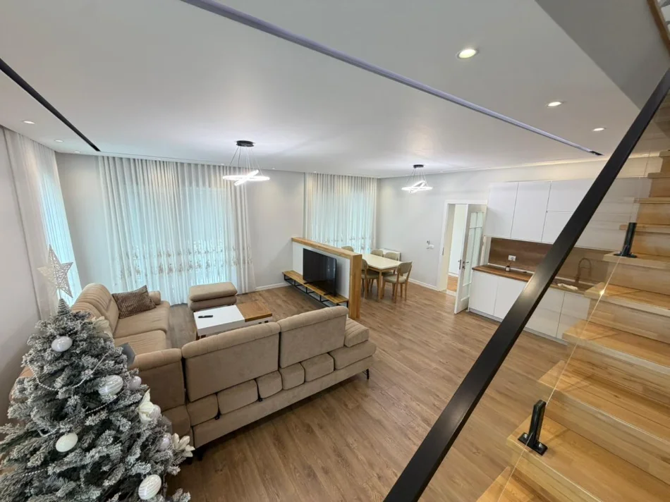 Tirane, jepet me qera apartament 2+1 , 900 €